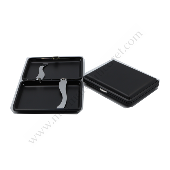 Siyah Kalın Metal Tabakası