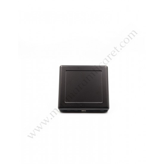 Siyah Kalın Metal Tabakası